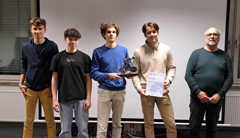 Schüler des Helmholtz-Gymnasiums haben den Preis von Andreas Walter überreicht bekommen.