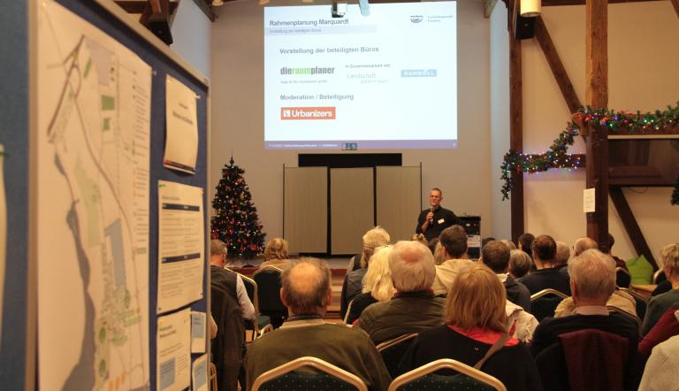 Begrüßung 1. Ortsteilforum (Foto: Landeshauptstadt Potsdam/ Barbara Plate)