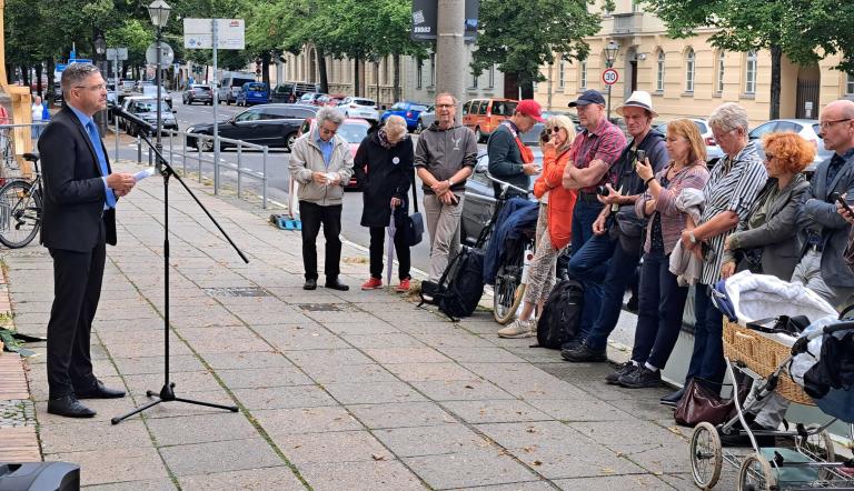 Oberbürgermeister Schubert bei einer Rede vor mehreren Leuten in Gedenken an Max Dortu.