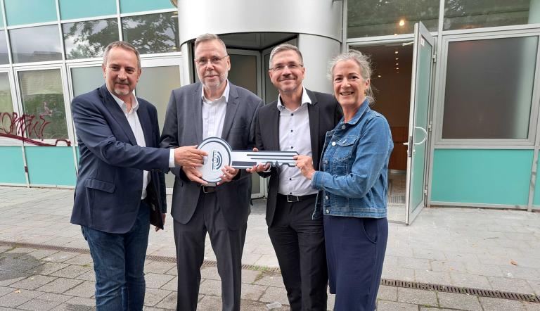 KIS-Werkleiter Bernd Richter, Peter Gollas vom Eigentümer, der Lianeo Real Estate GmbH, Oberbürgermeister Mike Schubert und die Leiterin der Fachbereichs Verwaltungsmanagement Katrin Petermann vor dem Bürokomplex in der Edisonallee.