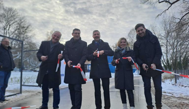 Oberbürgermeister Mike Schubert eröffnet gemeinsam mit Bernd Rubelt, Beigeordneter für Stadtentwicklung, Bauen, Wirtschaft und Umwelt, und Christiane Preuß, Geschäftsführerin der Energie und Wasser Potsdam GmbH im Beisein von Staatssekretär Uwe Schüler, Ministerium für Infrastruktur und Landesplanung den Uferweg.