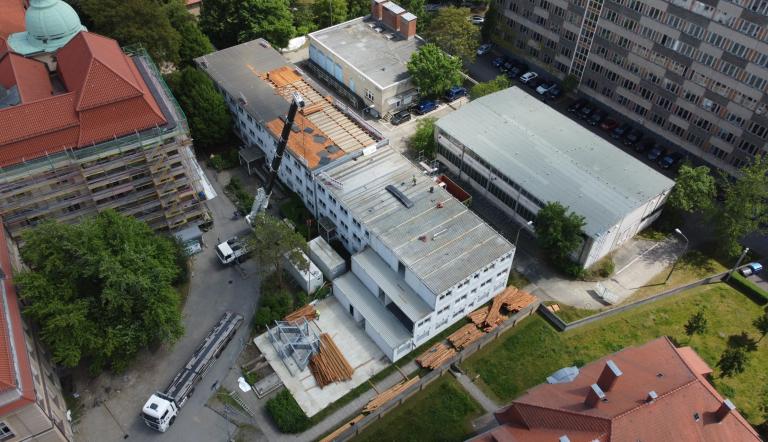 Drohnenaufnahme der Bürocontaineranlage auf dem Verwaltungscampus. Drohnenaufnahme der Bürocontaineranlage auf dem Verwaltungscampus.