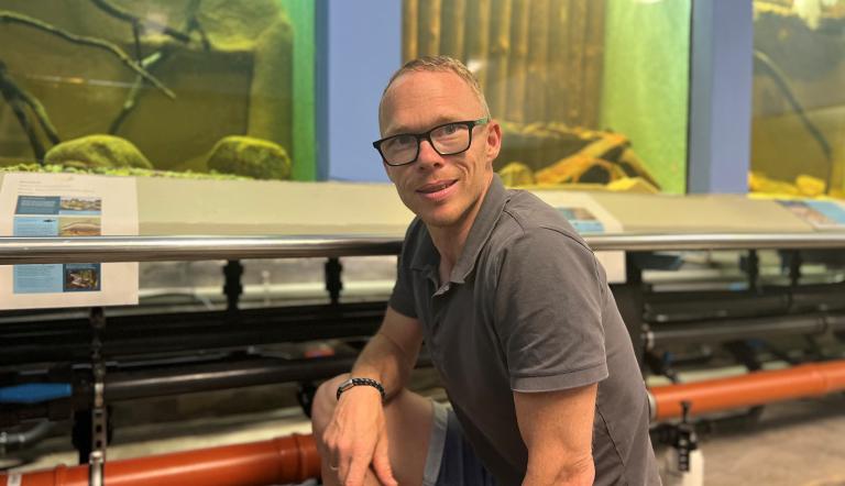 Museumsdirektor Dr. Jobst Pfaender vor dem Aquarium.