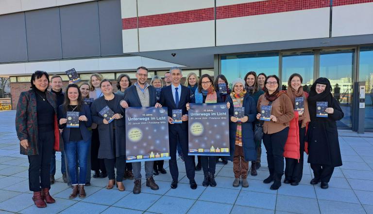 Kulturbeigeordneter Prof. Walid Hafezi und Paola Malavassi, Direktorin des Kulturhauses Das Minsk, mit den kulturellen Akteuren von "Unterwegs im Licht" 2024.