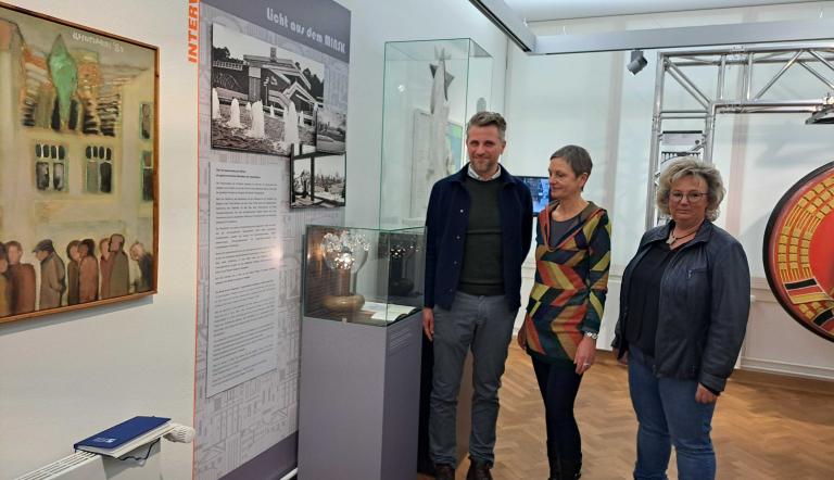 Dr. Thomas Steller, Direktor des Potsdam Museums, Dr. Birgit-Katharine Seemann, Leiterin des Fachbereichs Kultur und Museum und Ramona Löser-Fimmel, Hauptabteilungsleiterin Technik der Stadtwerke Potsdam stellen des neue Sammlungsobjekte aus dem Minsk im Potsdam Museum vor.