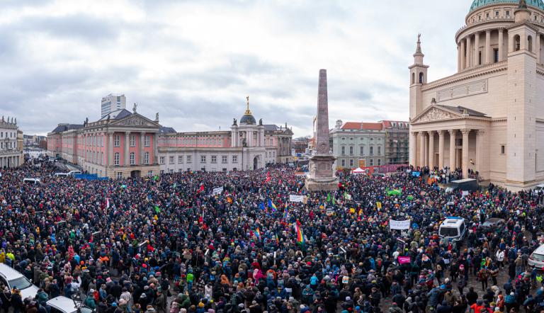 Mehrere Tausend Menschen kamen anlässlich der Demonstration für Toleranz und Menschlichkeit auf den Alten Markt Potsdam