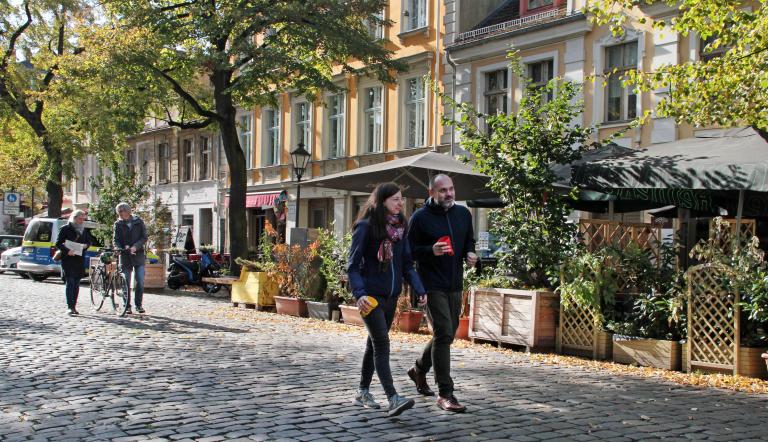 Dortustraße Menschen laufen die verkehrsberuhigte Dortustraße entlang