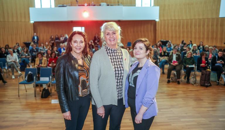 Ina Hänsel, Präsidentin IHKK Potsdam, Dörte Thie, Vizepräsidentin Handwerkskammer Potsdam und Gleichstellungsbeauftragte Claudia Sprengel bei der Veranstaltung Frauen auf dem Weg 2024.