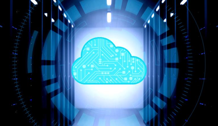 Eine Cloud mit technischen Daten fliegt im Serverraum.