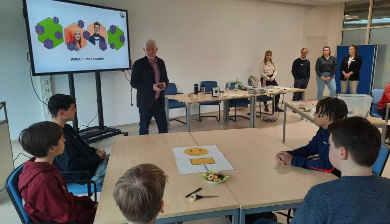 Dezernent Zentrale Verwaltung, Dieter Jetschmanegg, begrüßt Schülerinnen und Schuler am Zukunftstag in der Landeshauptstadt Potsdam.