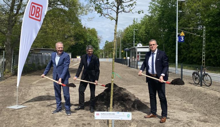 Inbetriebnahme des Bahnhofs Potsdam Pirschheide durch Alexander Kaczmarek, Konzernbevollmächtigter der DB für Berlin, Brandenburg und Mecklenburg-Vorpommern, Oberbürgermeister Mike Schubert und Rainer Genilke, Minister für Infrastruktur und Landesplanung des Landes Brandenburg (v.l.n.r.).