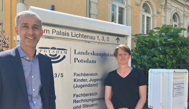 Der Beigeordnete für Bildung, Jugend, Kultur und Sport, Prof. Dr. Walid Hafezi mit der Fachbereichsleiterin Kinder, Jugend und Familie, Alexandra Mebus-Haarhoff Der Beigeordnete für Bildung, Jugend, Kultur und Sport, Prof. Dr. Walid Hafezi mit der Fachbereichsleiterin Kinder, Jugend und Familie, Alexandra Mebus-Haarhoff