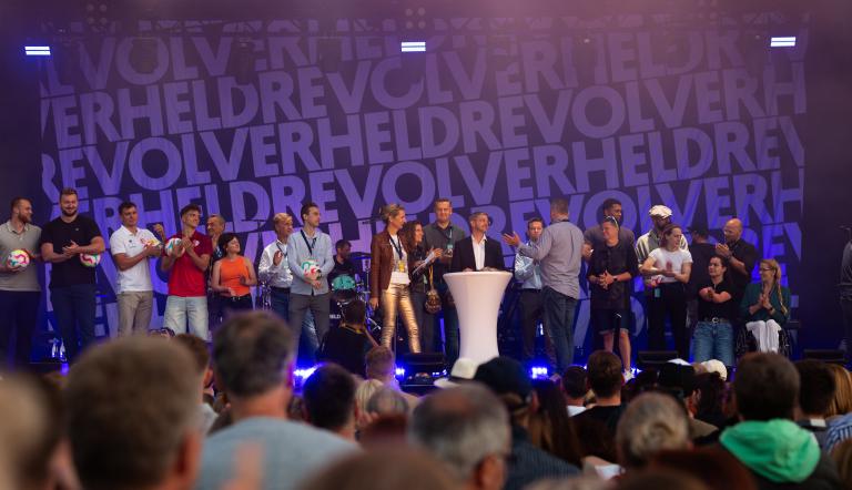 Potsdamer Olympioniken für Paris 2024 bei Stadtwerkefest verabschiedet.