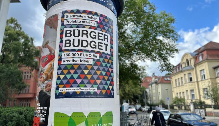 Hinweis auf Bürger-Budgets der Stadt Potsdam an einer Litfaßsäule