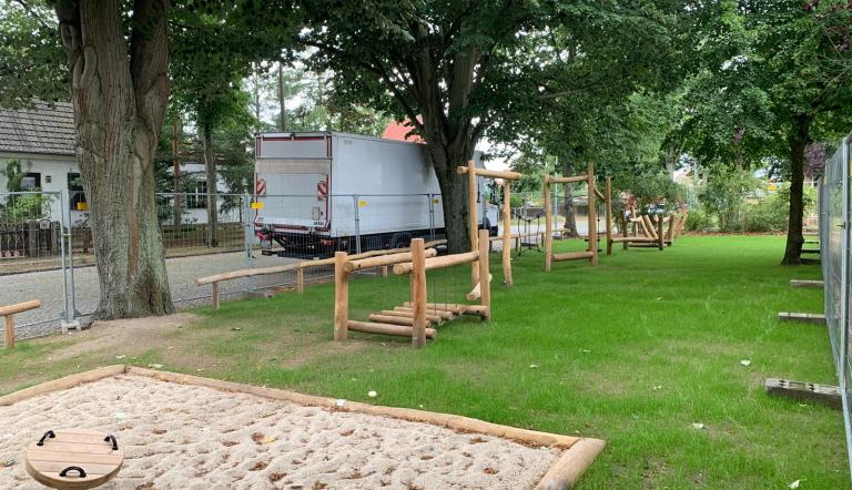 Sandkasten und Spielgeräte auf dem Spielplatz Scheffelstraße sind neu gebaut.