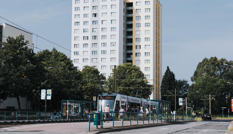 Straßenbahn am Johannes-Kepler-Platz "Am Stern" Straßenbahn am Johannes-Kepler-Platz "Am Stern"