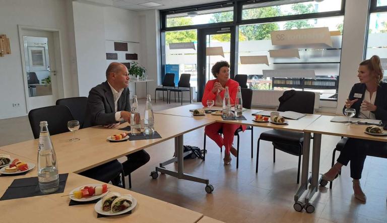 Bundeskanzler Olaf Scholz im Arbeitsgespräch mit dem Bereich Arbeit und Beschäftigung Bundeskanzler Olaf Scholz im Arbeitsgespräch mit dem Bereich Arbeit und Beschäftigung