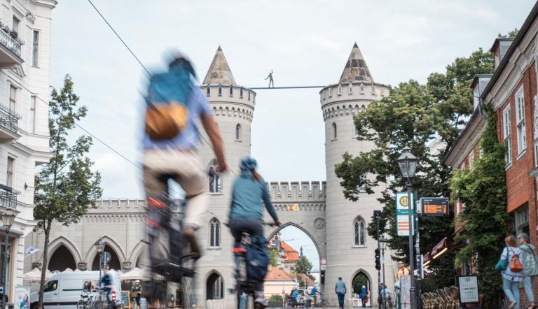 Nauener Tor in Potsdam mit Radfahrenden