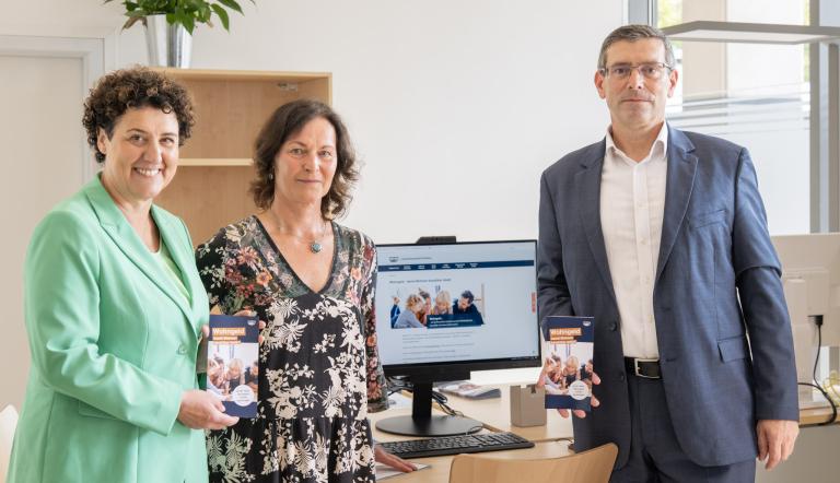 Sozialbeigeordnete Brigitte Meier und Staatssekretär Uwe Schüler eröffnen das Serviceterminal für die Online-Beantragung von Wohngeld