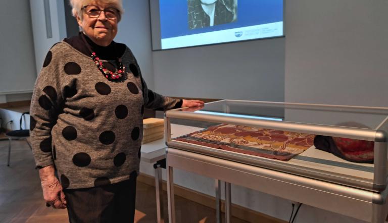 Jutta Lademann, die ehemalige Vorsitzende des Zirkels für künstlerisches textiles Gestalten und ehemalige Vorsitzende der Landesgruppe Brandenburg aus dem Fachverband Textilunterricht e.V.. Jutta Lademann, die ehemalige Vorsitzende des Zirkels für künstlerisches textiles Gestalten und ehemalige Vorsitzende der Landesgruppe Brandenburg aus dem Fachverband Textilunterricht e.V..
