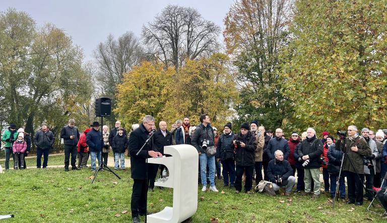 35 Jahre Mauerfall: Oberbürgermeister Mike Schubert spricht an der Glienicker Brück in Potsdam. 35 Jahre Mauerfall: Oberbürgermeister Mike Schubert spricht an der Glienicker Brück in Potsdam.
