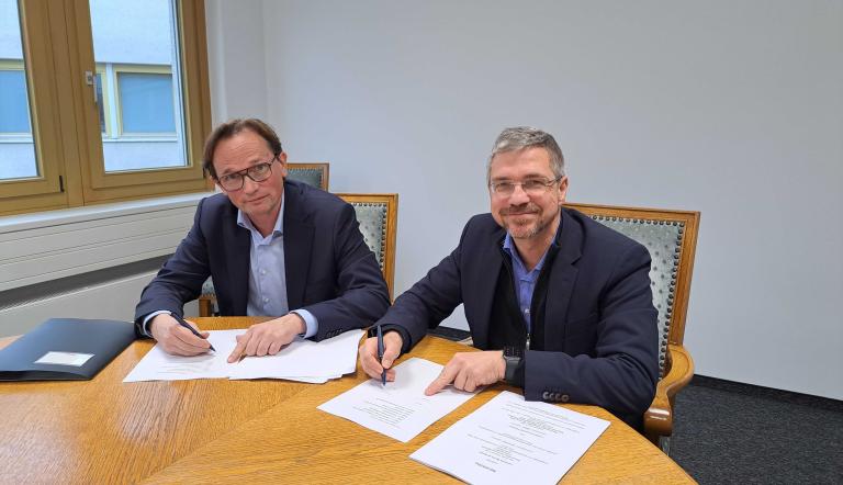 Oberbürgermeister Mike Schubert unterzeichnet die Mietverträge für einen temporären Schulstandort am Campus Jungfernsee. Oberbürgermeister Mike Schubert unterzeichnet die Mietverträge für einen temporären Schulstandort am Campus Jungfernsee.