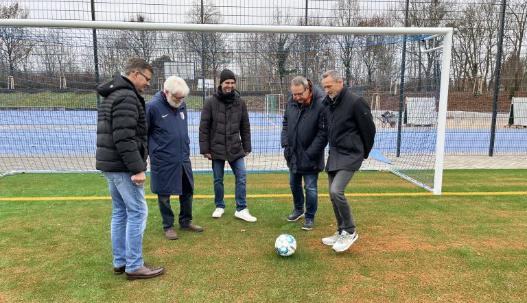 Sportplatz Kirschallee saniert, Nutzer und Verwaltung spielen sich den Ball zu