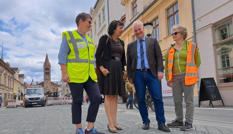 Martina Woiwode, Dr. Sigrid Sommer, Beigeordneter für Stadtentwicklung, Bauen, Wirtschaft und Umwelt, Bernd Rubelt und Suzanne Kluge in der Brandenburger Straße.