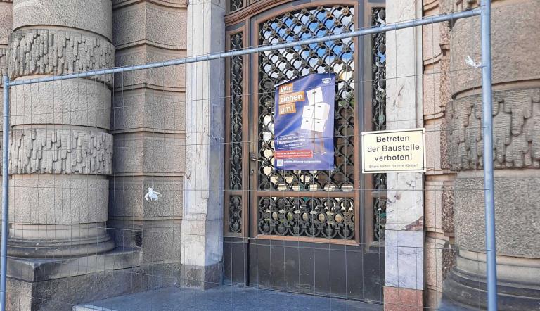 Bauzaun vor dem Eingang des Rathauses