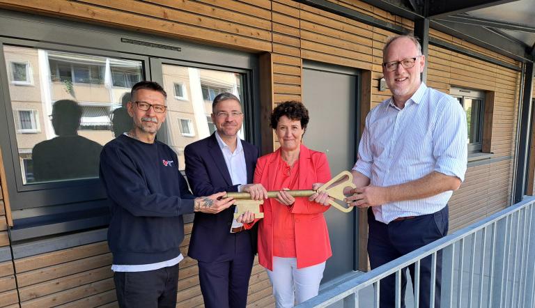 Oberbürgermeister Mike Schubert erhält mit Brigitte Meier symbolisch einen Schlüssel von der ProPotsdam.