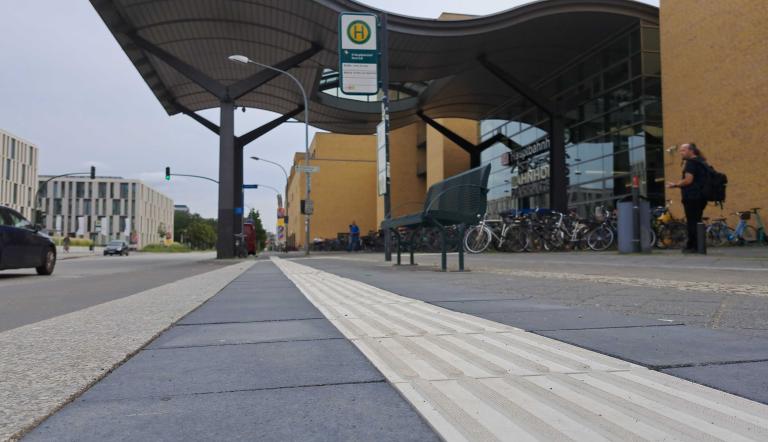 Blindenleitsystem vor dem Hauptbahnhof.