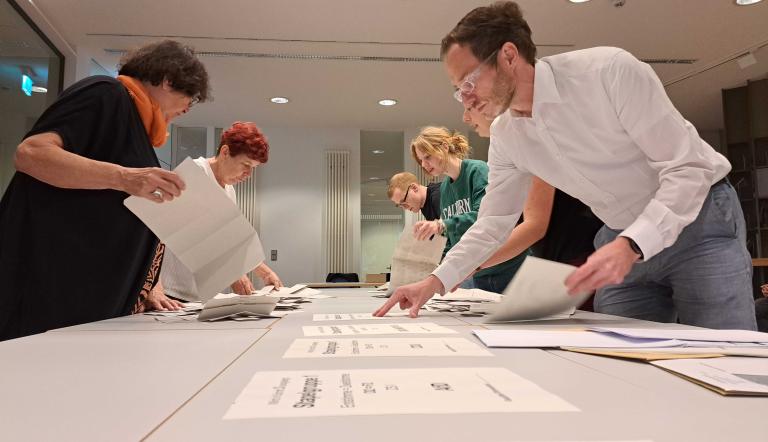 Auszählung im Wahlbüro Auszählung im Wahlbüro
