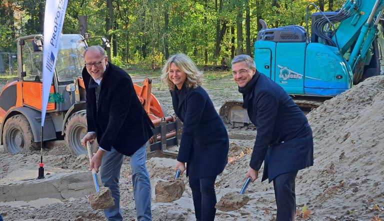 ProPotsdam Geschäftsführer Bert Nicke, die Direktorin der Sportschule „Friedrich Ludwig Jahn“, Dr. Iris Gerloff und Oberbürgermeister Mike Schubert beim Spatenstich.