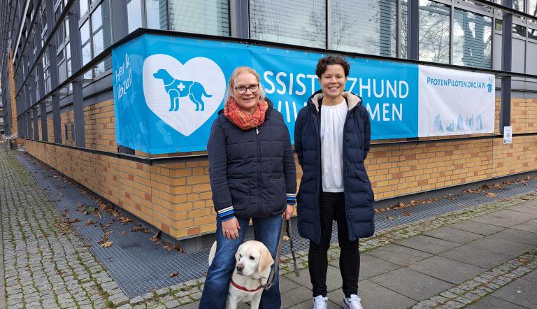 Manja Maserati mit ihrem Assistenzhund Mascha und Dr. Tina Denninger, Beauftragte für Menschen mit Behinderung der Landeshauptstadt Potsdam Manja Maserati mit ihrem Assistenzhund Mascha und Dr. Tina Denninger, Beauftragte für Menschen mit Behinderung der Landeshauptstadt Potsdam
