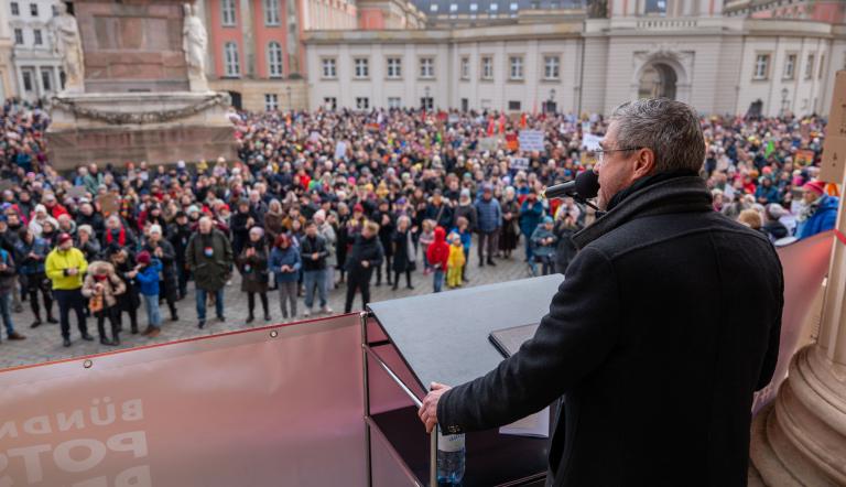 Demo Potsdam! bekennt Farbe auf dem Alten Markt Demo Potsdam! bekennt Farbe auf dem Alten Markt
