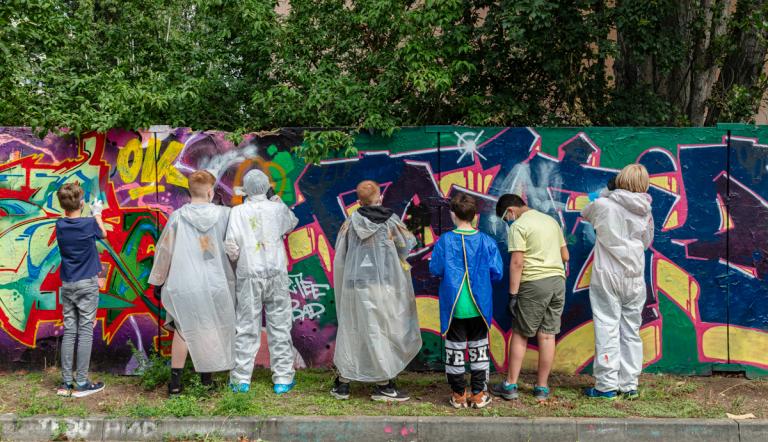 Kinder und Jugendliche beim Frühjahrsputz