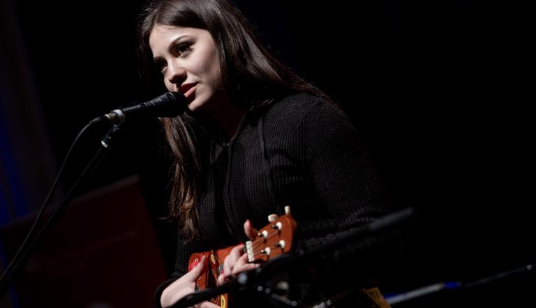 Eine junge Frau spielt Ukulele. Jugend musiziert 2025