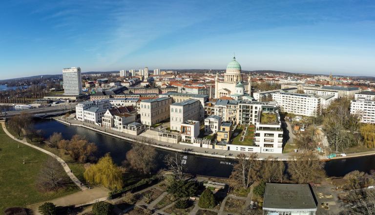 Ein Stadtpanorama mit Blick auf Freundschaftsinsel und Innenstadt.