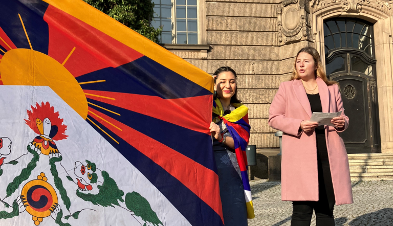 Amanda Palenberg, hisst die Tibet-Flagge.
