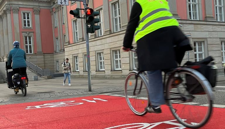 Ein Radfahrer fährt über den neuen Knotenpunkt am Landtag.