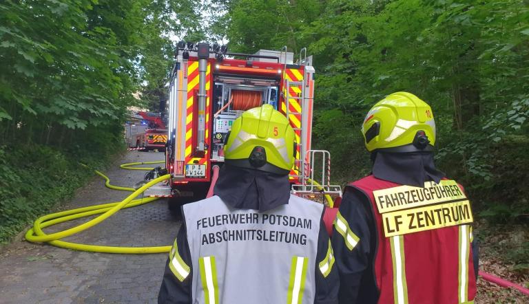 Zwei Feuerwehrmänner im Einsatz