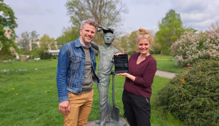 Dr. Thomas Steller steht vor einer Statue auf der Freundschaftsinsel, die Bestandteil des neuen Spaziergangs in der HistoryApp ist.