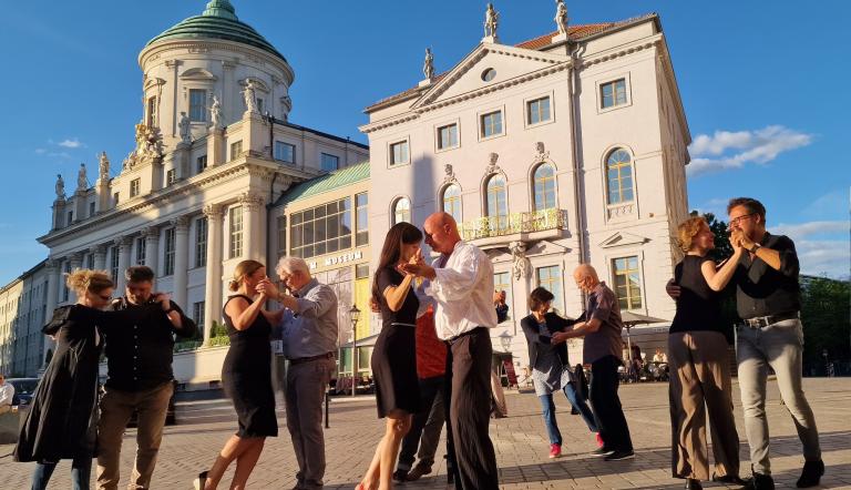 Mehrere Pärchen tanzen auf dem Alten Markt Tango.