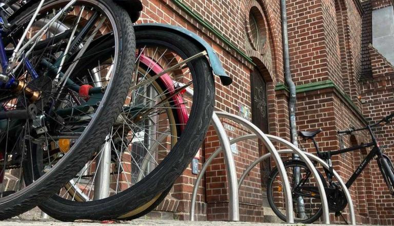 Zwei Fahrräder stehen an Fahrradständern vor dem Rathaus Babelsberg.