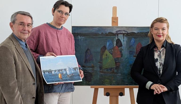 Dr. Hendrikje Warmt, Sammlungsleiterin Bildende Kunst ab 1850 am Potsdam Museum, nahm das Bild von Eva-Maria Uecker, Vorsitzende des Potsdamer Seglerverein e.V., und Vereinsmitglied Wolfgang Vöse, entgegen.