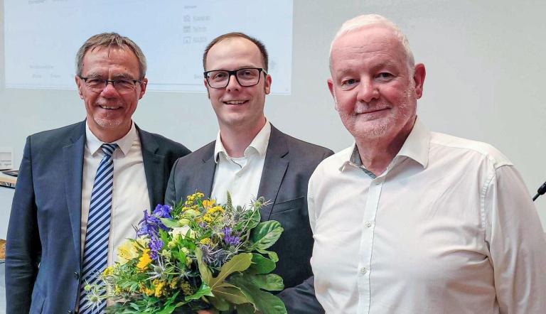 Christian Meyer wird neuer Personalleiter mit Bürgermeister Burkhard Exner und Dezernent Dieter Jetschmanegg Christian Meyer wird neuer Personalleiter mit Bürgermeister Burkhard Exner und Dezernent Dieter Jetschmanegg