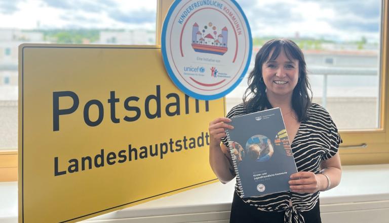Stefanie Buhr mit dem Aktionsplan