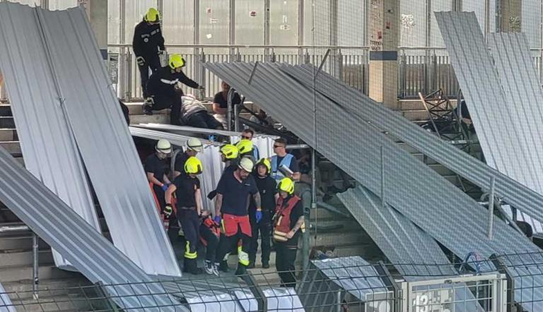 Rettungskräfte auf der Tribüne des Stadions bergen Verschüttete. Eine Übung für den Katastrophenfall.