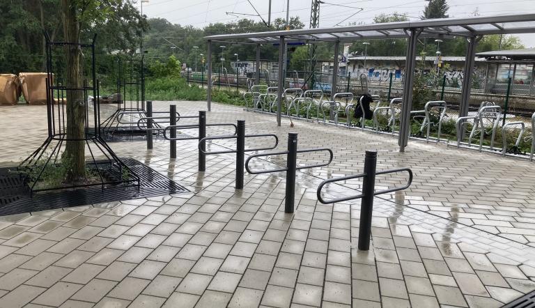 Fahrradabstellanlage am Bahnhof Griebnitzsee werden aufgebaut