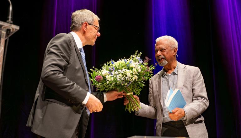 Literaturnobelpreisträger Abdulrazak Gurnah hat sich ins Goldene Buch der Landeshauptstadt eingetragen
